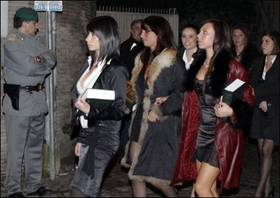 القذافي يقود حملة القذافي يقود حملة