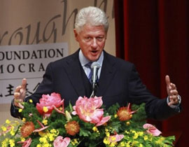  بيل كلينتون في شخصيته الحقيقية لكن في فيلم كوميدي!!  صورة رقم 1