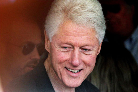  بيل كلينتون في شخصيته الحقيقية لكن في فيلم كوميدي!!  صورة رقم 3