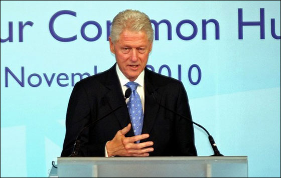  بيل كلينتون في شخصيته الحقيقية لكن في فيلم كوميدي!!  صورة رقم 2