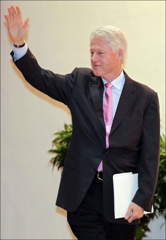  بيل كلينتون في شخصيته الحقيقية لكن في فيلم كوميدي!!  صورة رقم 4