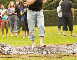 14 مصابا بحروق اثناء سيرهم حفاة على جمرات النار! صورة رقم 1 14 مصابا بحروق اثناء سيرهم حفاة على جمرات النار! صورة رقم 1