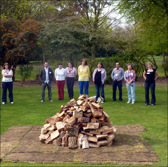 14 مصابا بحروق اثناء سيرهم حفاة على جمرات النار! صورة رقم 3 14 مصابا بحروق اثناء سيرهم حفاة على جمرات النار! صورة رقم 3