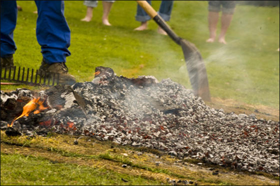 14 مصابا بحروق اثناء سيرهم حفاة على جمرات النار! صورة رقم 4 14 مصابا بحروق اثناء سيرهم حفاة على جمرات النار! صورة رقم 4