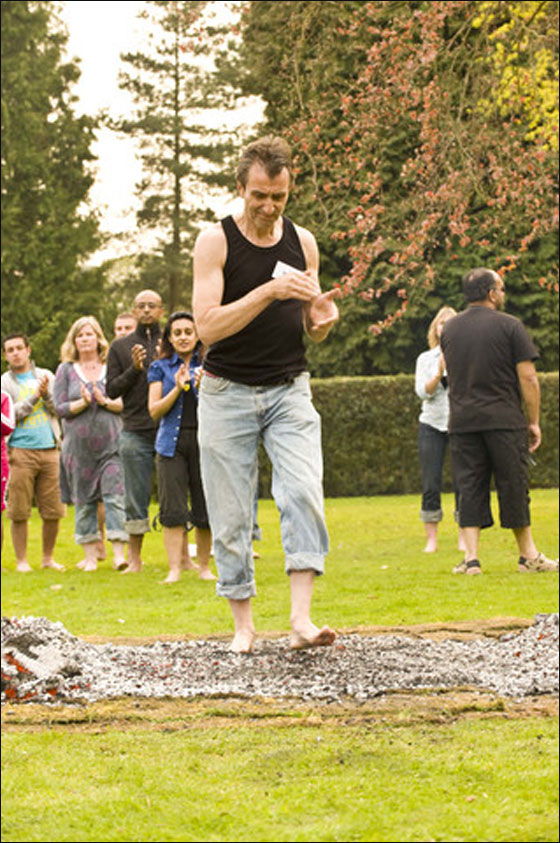 14 مصابا بحروق اثناء سيرهم حفاة على جمرات النار! صورة رقم 2 14 مصابا بحروق اثناء سيرهم حفاة على جمرات النار! صورة رقم 2