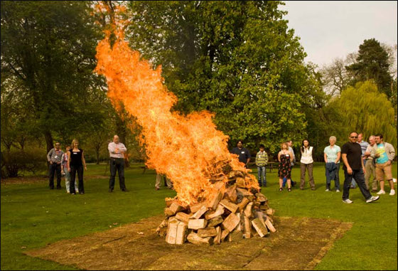 14 مصابا بحروق اثناء سيرهم حفاة على جمرات النار! صورة رقم 6 14 مصابا بحروق اثناء سيرهم حفاة على جمرات النار! صورة رقم 6