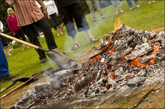 14 مصابا بحروق اثناء سيرهم حفاة على جمرات النار! صورة رقم 5 14 مصابا بحروق اثناء سيرهم حفاة على جمرات النار! صورة رقم 5