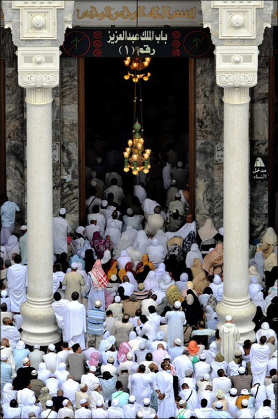 في اول ايام العيد.. الحجاج يؤدون طواف الافاضة!  صورة رقم 12