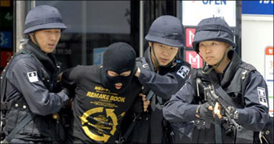 عضت اذن ضابطة شرطة وبصقت عليها.. فسجنت 10 اشهر! صورة رقم 1