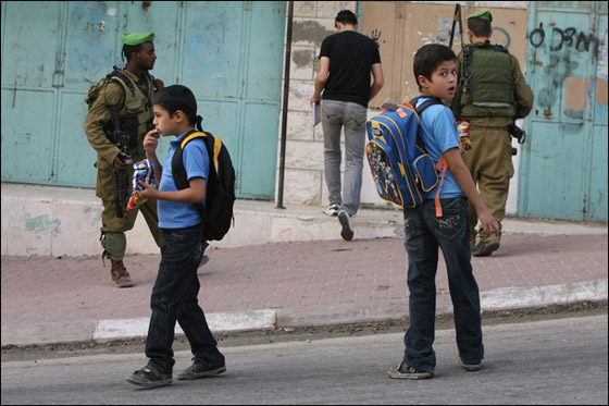 موقع اسرائيلي ينشر تفاصيل شخصية لـ200 