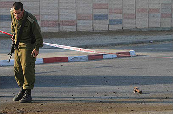 موقع اسرائيلي ينشر تفاصيل شخصية لـ200 