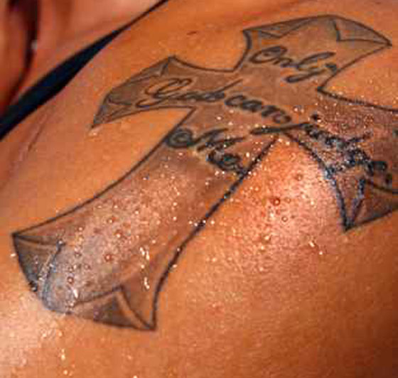 وشم الصليب على يد 