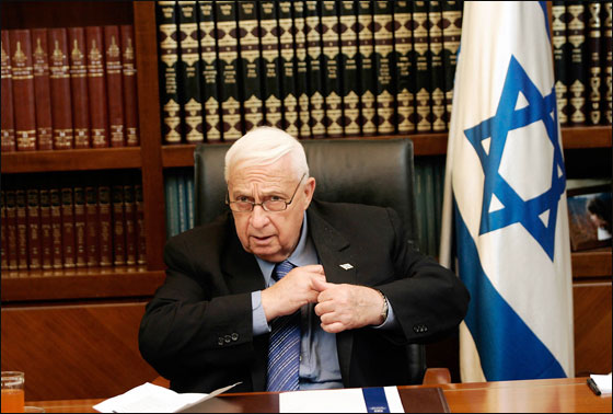 مخرج هولندي: شاهدت شارون بأم عيني يقتل طفلين فلسطينيين!  صورة رقم 4