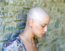 مسنة تطالب بـ1800 يورو تعويضاً عن عقوبة حلق شعرها! صورة رقم 1