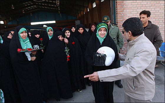 لأول مرة.. فتاة ايرانية تحلق في سماء العاصمة طهران!  صورة رقم 6