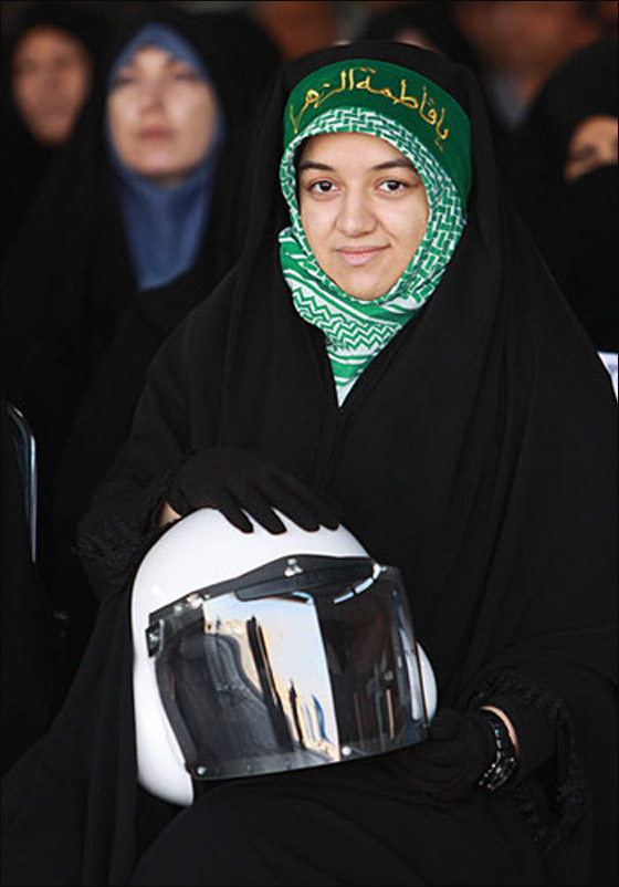 لأول مرة.. فتاة ايرانية تحلق في سماء العاصمة طهران!  صورة رقم 1