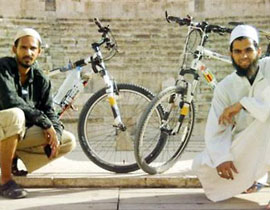 امضيا 9 اشهر على دراجة هوائية من اجل تادية مناسك الحج! صورة رقم 1