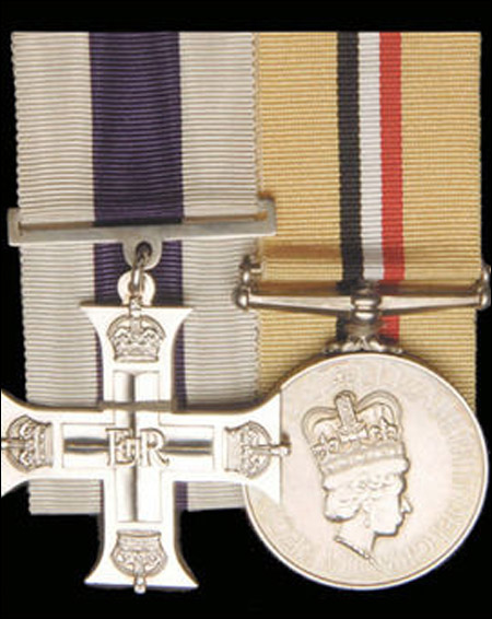 يأمل ببيع أوسمة الشجاعة بـ 31 ألف دولار ليعيل أسرته! صورة رقم 2 يأمل ببيع أوسمة الشجاعة بـ 31 ألف دولار ليعيل أسرته! صورة رقم 2