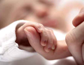 مصر: القت توأميها في كرتونة على الطريق العام! صورة رقم 1