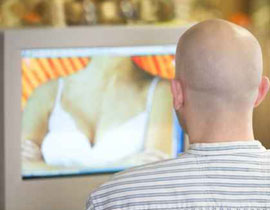 بسبب الخلافات.. يهدد زوجته بنشر لقطات للعلاقة النوعية بينهما! صورة رقم 1