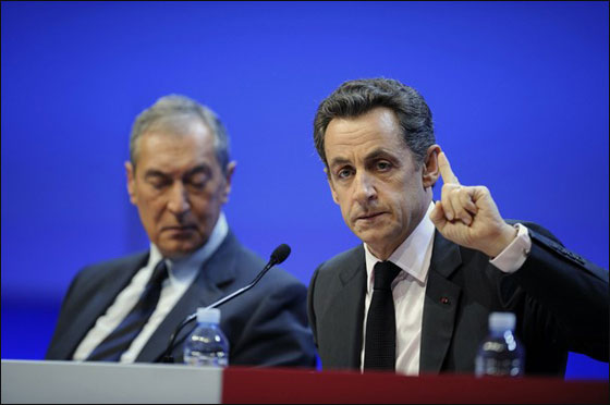 ساركوزي يثور على صحفي ويصفه بـ