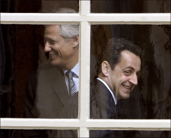 ساركوزي يثور على صحفي ويصفه بـ