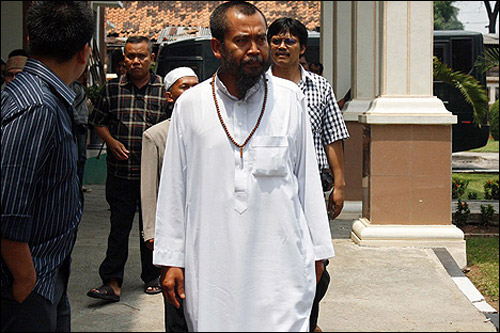 بعد الانتقادات التي طالته.. سجن رجل دين لزواجه من طفلة!    صورة رقم 10