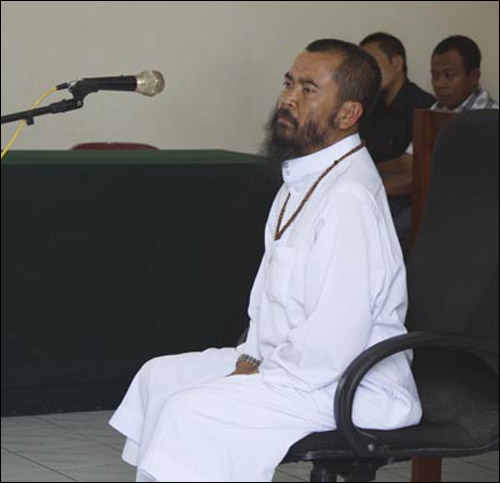 بعد الانتقادات التي طالته.. سجن رجل دين لزواجه من طفلة!    صورة رقم 6