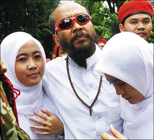 بعد الانتقادات التي طالته.. سجن رجل دين لزواجه من طفلة!    صورة رقم 4