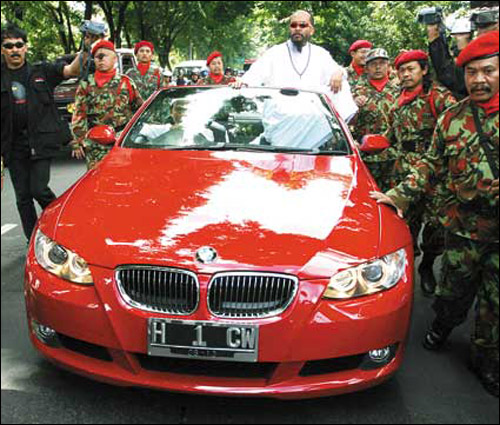 بعد الانتقادات التي طالته.. سجن رجل دين لزواجه من طفلة!    صورة رقم 9