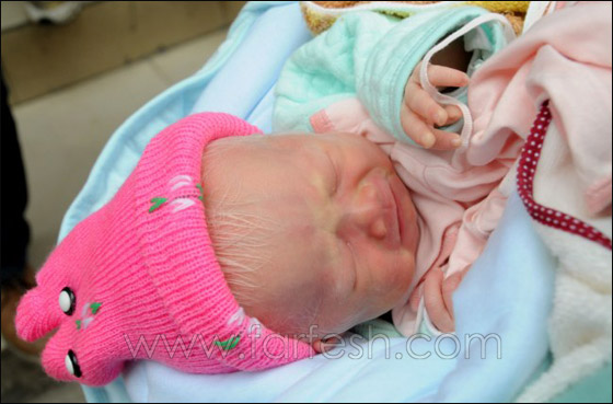 والدة صينية تترك مولودتها في الشارع لأنها ولدت شقراء!!  صورة رقم 2