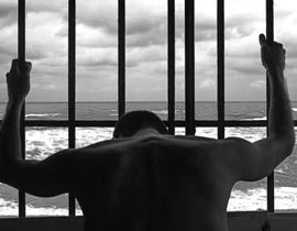 متهم ينتظر المحاكمة منذ عدة اشهر.. وامعاؤه خارج جسمه!! صورة رقم 1