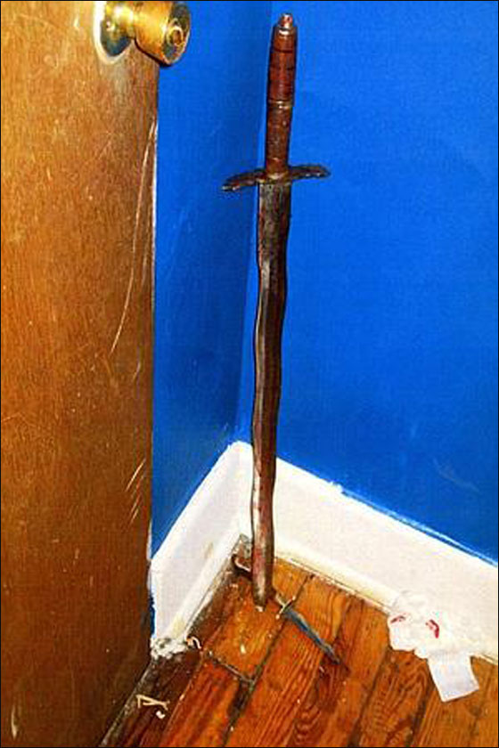 ممثل يقتل امه بالسيف ويردد تراتيل مسيحية حول جثتها!! صورة رقم 5 ممثل يقتل امه بالسيف ويردد تراتيل مسيحية حول جثتها!! صورة رقم 5