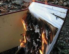 اعتقال طالبة بريطانية بثت فيديو احراقها للمصحف على فيس بوك! صورة رقم 1 اعتقال طالبة بريطانية بثت فيديو احراقها للمصحف على فيس بوك! صورة رقم 1