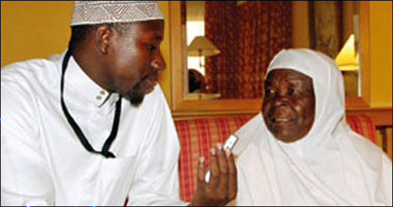 اثناء تأدية الحج.. جدة اوباما دعت لحفيدها دخول الاسلام!!  صورة رقم 2