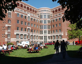 اولياء امور طلاب تحولوا الى حراس مدارس في المانيا! صورة رقم 1 اولياء امور طلاب تحولوا الى حراس مدارس في المانيا! صورة رقم 1