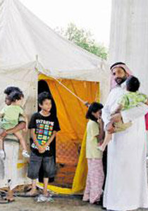 حماية له من جشع ملاك المباني السكنية.. سعودي يعيش في خيمة!! صورة رقم 1