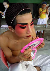 فتوى اماراتية تبيح للرجال استخدام المكياج!! صورة رقم 1