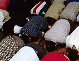 السعودية: شاب تجرد من ملابسه في المسجد واعتدى على المصلين! صورة رقم 1