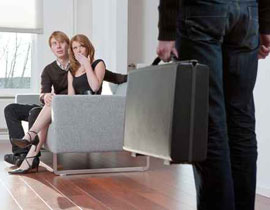 ضبط عشيق زوجته بحضنها.. فذبحه على سرير نومه!! صورة رقم 1 ضبط عشيق زوجته بحضنها.. فذبحه على سرير نومه!! صورة رقم 1