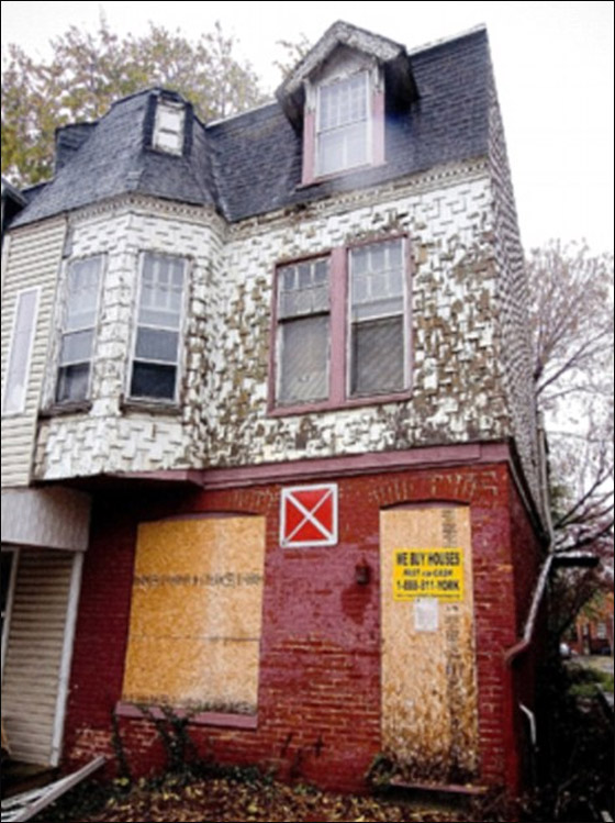 والدان يعزلان اطفالهم الـ6 عن العالم في بيئة مزرية! صورة رقم 2 والدان يعزلان اطفالهم الـ6 عن العالم في بيئة مزرية! صورة رقم 2