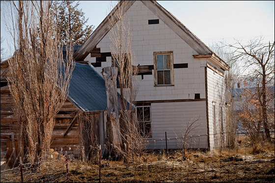 والدان يعزلان اطفالهم الـ6 عن العالم في بيئة مزرية! صورة رقم 3 والدان يعزلان اطفالهم الـ6 عن العالم في بيئة مزرية! صورة رقم 3