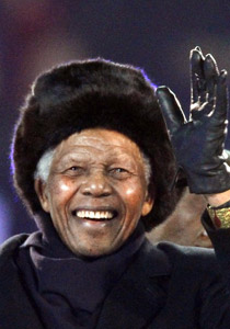 فلسطين تقدم مجسما للقدس إلى المناضل نلسون منديلا! صورة رقم 1 فلسطين تقدم مجسما للقدس إلى المناضل نلسون منديلا! صورة رقم 1