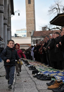 اللهم أغثنا.. عشرات الآلاف يشاركون في صلوات الاستسقاء صورة رقم 1