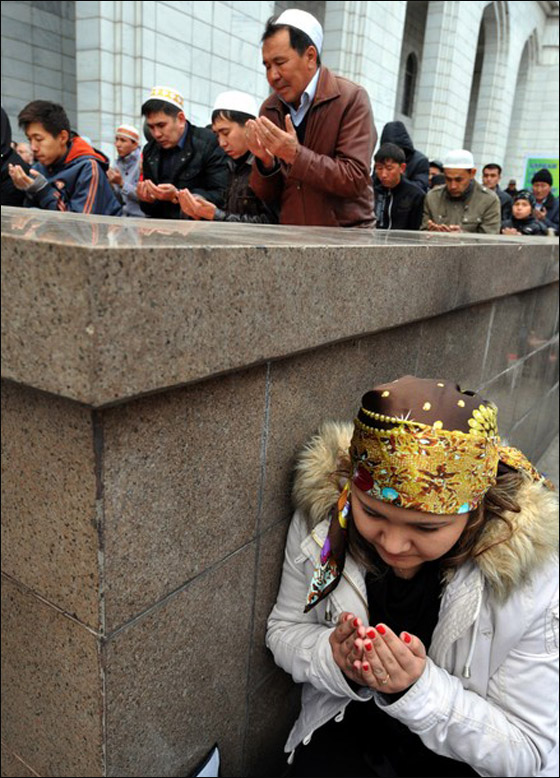 اللهم أغثنا.. عشرات الآلاف يشاركون في صلوات الاستسقاء صورة رقم 3