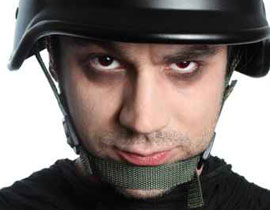 لاغواء النساء وممارسة الرذيلة معهن.. تظاهر بانه جندي!! صورة رقم 1 لاغواء النساء وممارسة الرذيلة معهن.. تظاهر بانه جندي!! صورة رقم 1