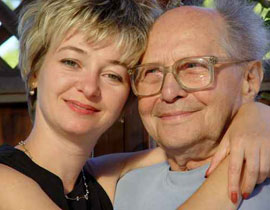 عجوز يودع العزوبية في سن الـ 75 ويتزوج عشرينية! صورة رقم 1 عجوز يودع العزوبية في سن الـ 75 ويتزوج عشرينية! صورة رقم 1