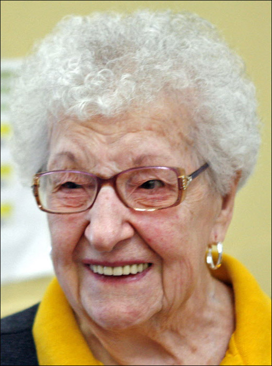 في المئة من عمرها ورغم الانتفاخ في رأسها وتصر على العمل!! صورة رقم 2 في المئة من عمرها ورغم الانتفاخ في رأسها وتصر على العمل!! صورة رقم 2