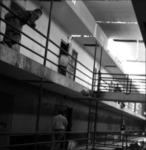 اغضبته صديقته بزيارتها له بالسجن.. فقتلها ودفنها بزنزانته! صورة رقم 1