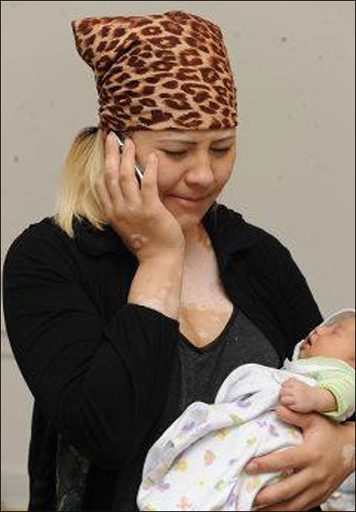 زوج يحفر كلمات بذيئة على جسد زوجته بمفتاح شقتهما!! صورة رقم 2 زوج يحفر كلمات بذيئة على جسد زوجته بمفتاح شقتهما!! صورة رقم 2